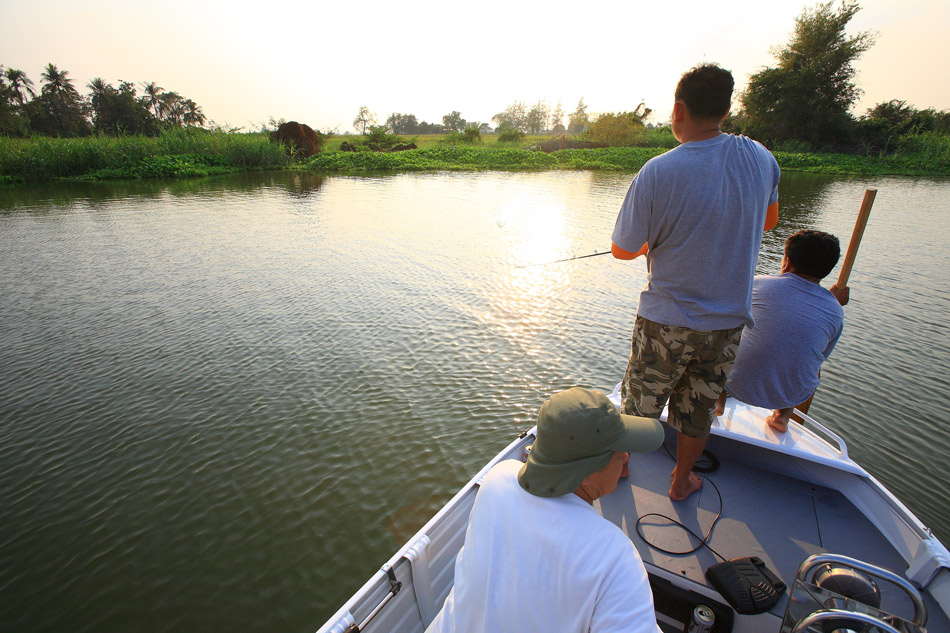 เวลาล่วงเลยไปถึงห้าโมงเย็นเราก็ต้องเอาเรือขึ้นกันแล้ว 

เหตุก็เพราะว่า ถ้าไม่รีบกลับเดี๋ยว ตั๋วรอบ
