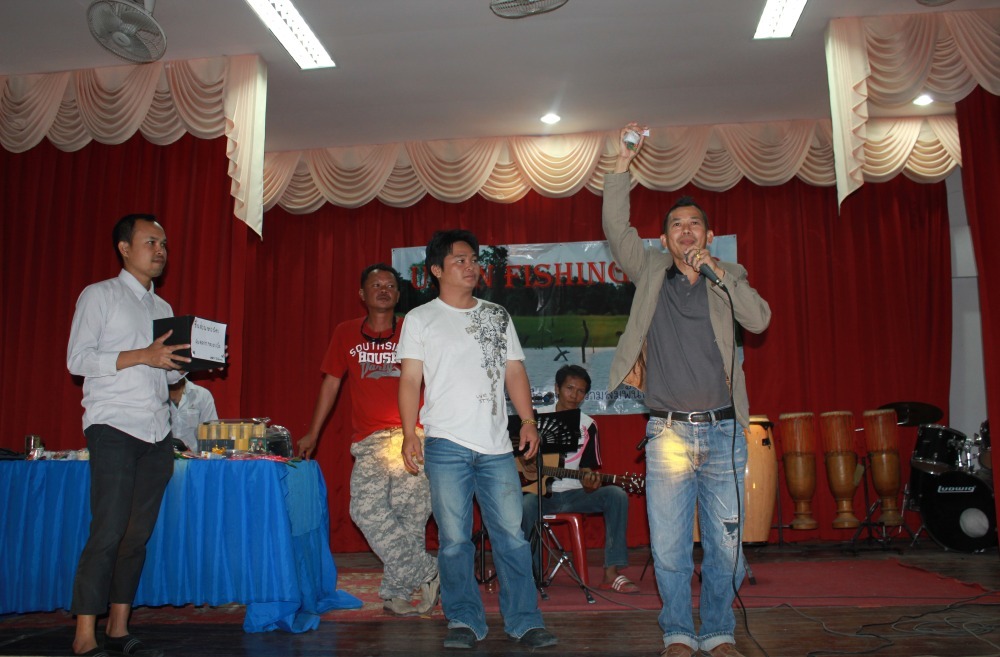 ทีของพี่โจ้(พ่อออก) ประธานทีมงานเรือนจำ มามอบของรางวัลให้กับผู้โชคดีกันบ้างครับ :smile: