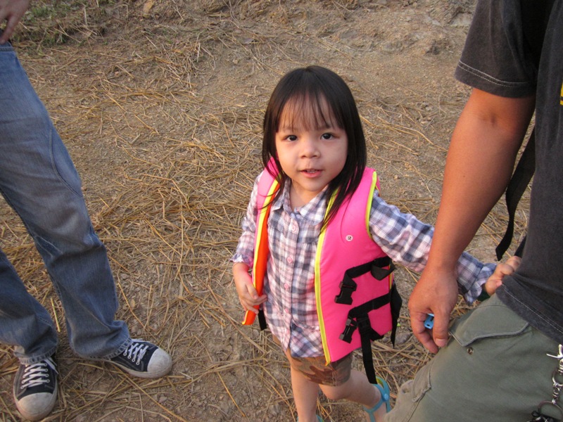  :cheer:น้องโอปอลูกคนเล็กพี่ชัดใส่ชูชีพรอแระ :cheer: :grin: :grin: