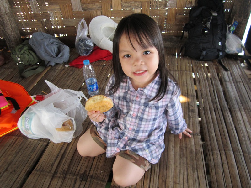  :cheer:น้องโอปอกินก่อนละหิวอะน้านาจ เดี๋ยวก็แย่งกินซะนี้  :cheer: :grin: :grin: