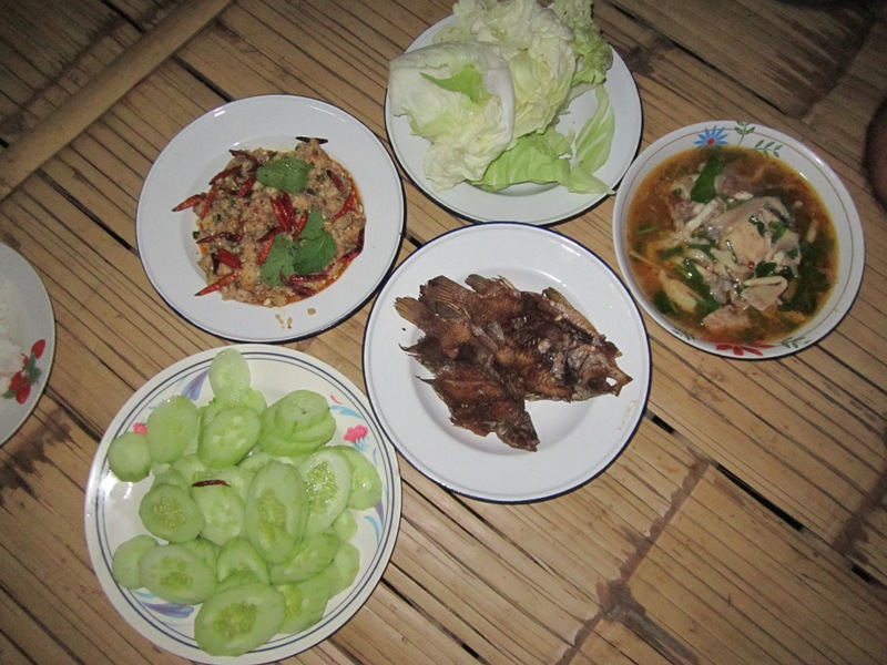  :cheer:เชิญครับน้าๆป้าๆกินข้าวด้วยกันครับ :cheer: :grin: :grin: