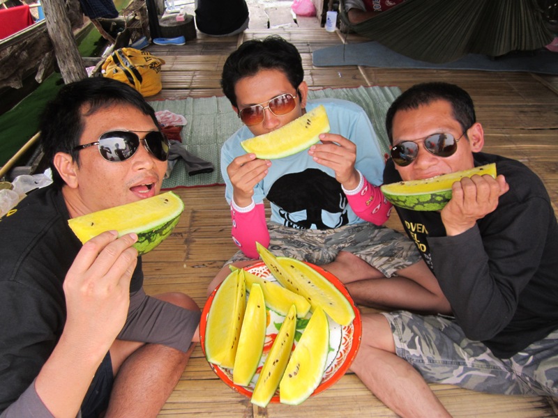  :cheer:ไม่แดดแต่ร้อนงั้นจัดผลไม้แก้ร้อนซะหน่อยดูท่ากินแต่ละคน :cheer: :grin: :grin: