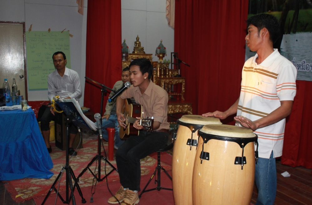 เพื่อนน้องอาร์ท เป็นนักร้อง ร้องเพลงเพราะมากครับ :smile: