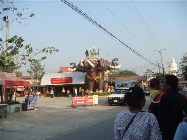 จอดรถเดินเข้ามา ก็เจอ ช้างสามเศียร ยืนสง่างามรอรับ นักท่องเที่ยว และผู้ที่มากราบไหว้
 :blush: :blus