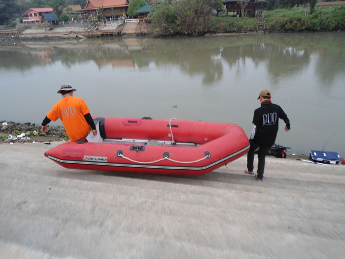 เมื่อเปลี่ยนเสื้อผ้าเรียบร้อยก็จัดแจงรีบเอาเรือลง  ( งวดนี้ไม่ต้องประกอบเรือ  พี่ยอดแกมาก่อน   ประกอ