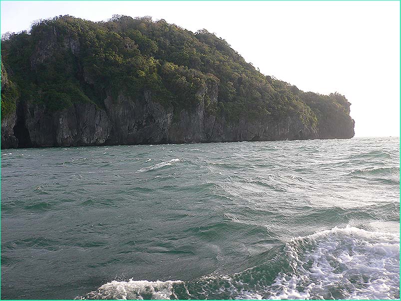 เรืออกแล้วครับ ต้องแล่นตัดมาทางแหลมพันล้านหัวตะรุเตา ปกติจะไดหมึกแถวเกาะหลัก วันนี้คลื่นลมแรงมาก
ต้