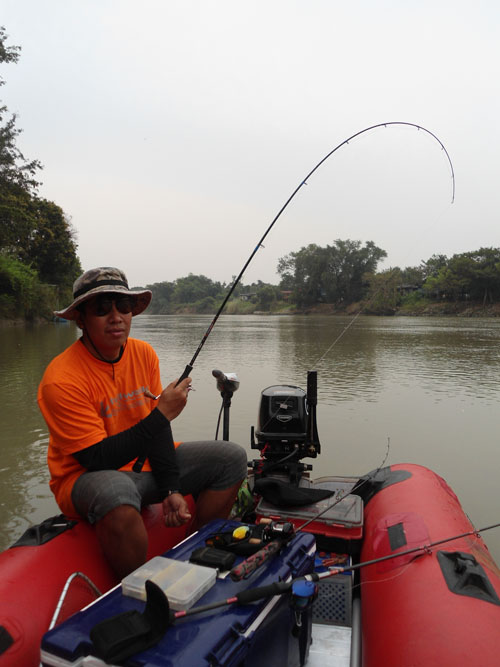มาต่อกันเลยครับ  ดูไต๋แก ไม่มีอะไรทำ  เอาคัน Tailwalk Crazy bass  มางอเล่น  ดูๆ :smile: