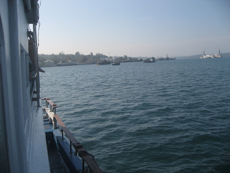 ทิ้งสมอเรือ รอเจ้าหน้าที่ในอ่าวที่ท่าเรือ พอร์ตแบร์  :grin: