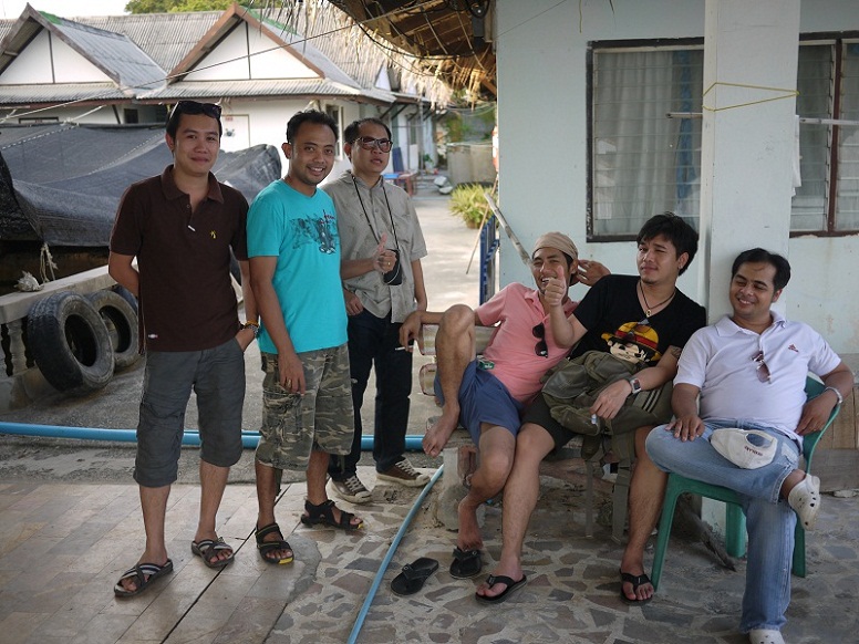 ก่อนลงเรือที่ท่า แสมสาร fishing bridge
(ชื่อน่าจะถูกนะครับผม)