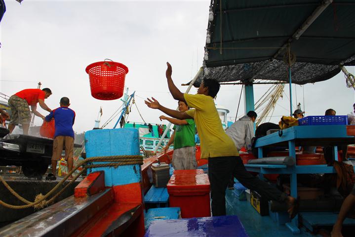 ด้านหัวเรือก็เตรียมลงน้ำแข็งกันครับ :grin: