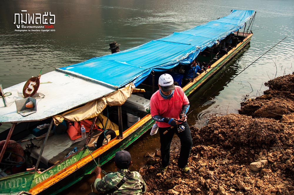  [b]ถึงหมายแล้วครับน้าๆ  ผมจับกล้องมาถ่าย  คนในเรือหายหมดถ่ายไม่ทันเลยครับ[/b]