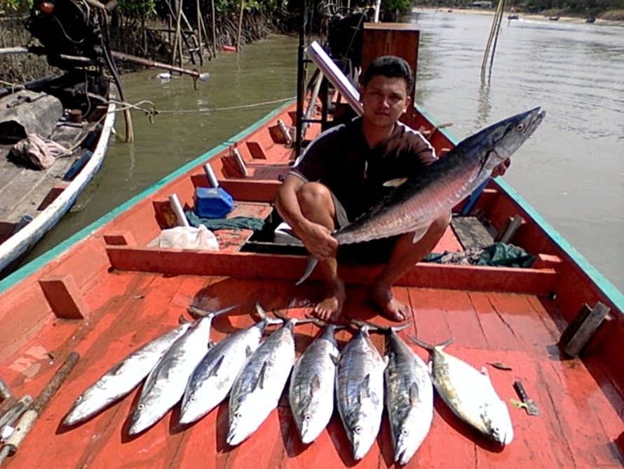  [b]ลากันด้วยภาพนี้แล้วกัน นี่เป็นเรืออีกลำที่ออกไป แล้วถ่ายกับมือถือไว้ให้[/b]

 [b]ขอขอบคุณเวปสย