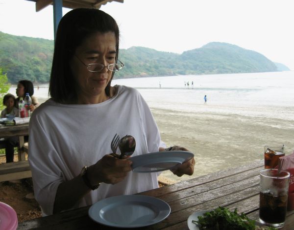 
หาดเจ้าหลาวยามบ่าย
หน้ามืดตาลายด้วยความหิว
สุดทางรักว่าไป
