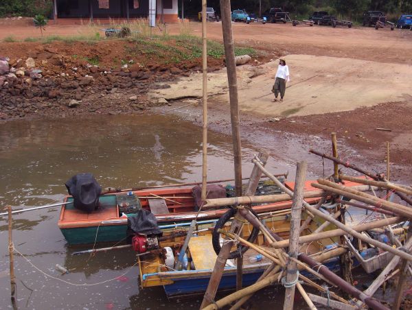 
ย้อนหาที่ลงเรือ
กว้างขวางเหลือเชื่อแสนสบาย
ปานทิพย์บอกให้มา
