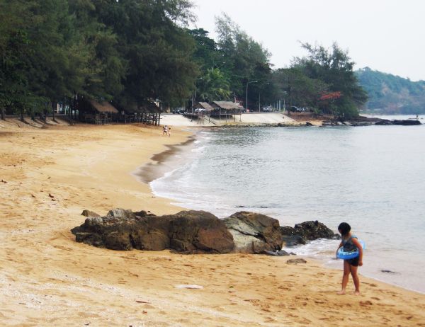 ที่หาดทรายข้างเคียง
ได้แต่เมียงตามองหาเจ้า
กลัวทุนเข้าครอบครอง
