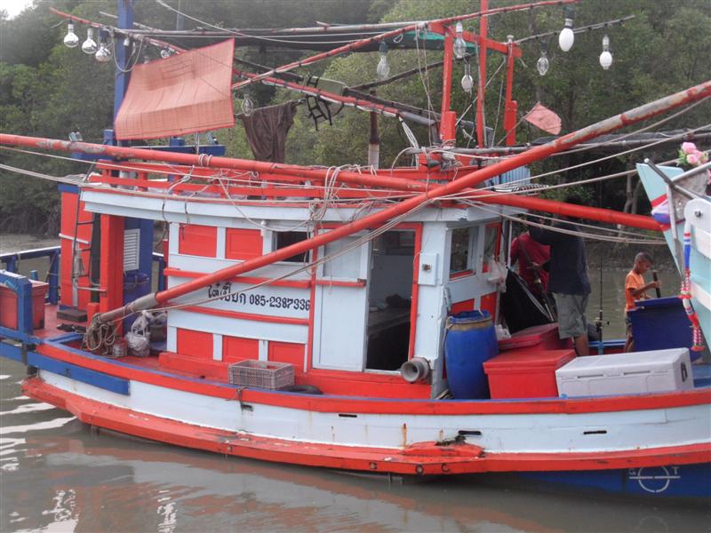 เที่ยงออกเดินทางไปตราด แค่ชั่วโมงนิดๆก็ถึงแล้ว เรือลำนี้ที่จะพาไปมันส์ 3 วัน 2 คืน :smile: :smile: