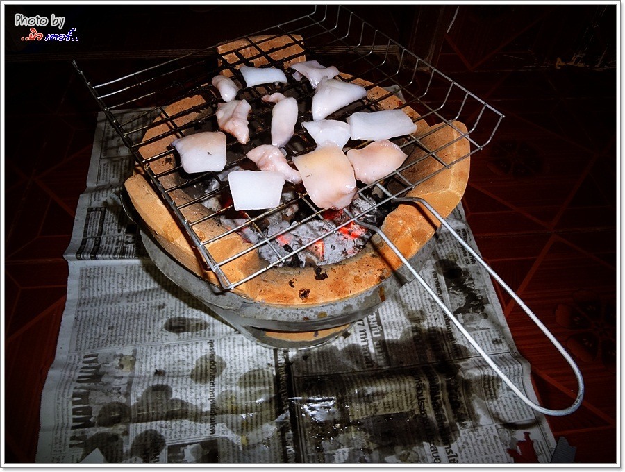  [b]ระหว่างรอ จัดหมึกหอมชิ้นบางๆ ย่างให้นักเลงประจำบ้าน[/b]
