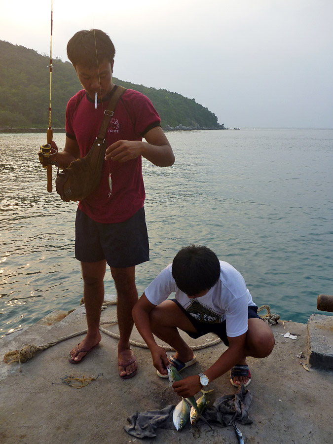  [center]ตอนเย็น เจ้าหน้าที่เทศกิจ เลิกงานแล้วครับ

:laughing: เค้าใช้เหยื่อ RAPALA ที่เราให้ไป เม