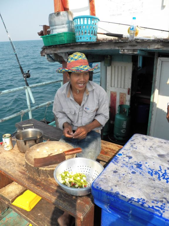 ต้องชมครับเด็กเรือไต๋นนท์ เจ้านี่ชื่อกี้ อีกคนผมจำชื่อไม่ได้ บริการได้ดีมากไม่มีอะไรที่สองคนนี้ทำไม่