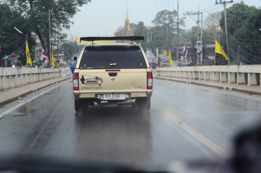 ฝนยังลงเม็ด ไม่ขาดสาย จะไหวไหมเนี้ยเรา..