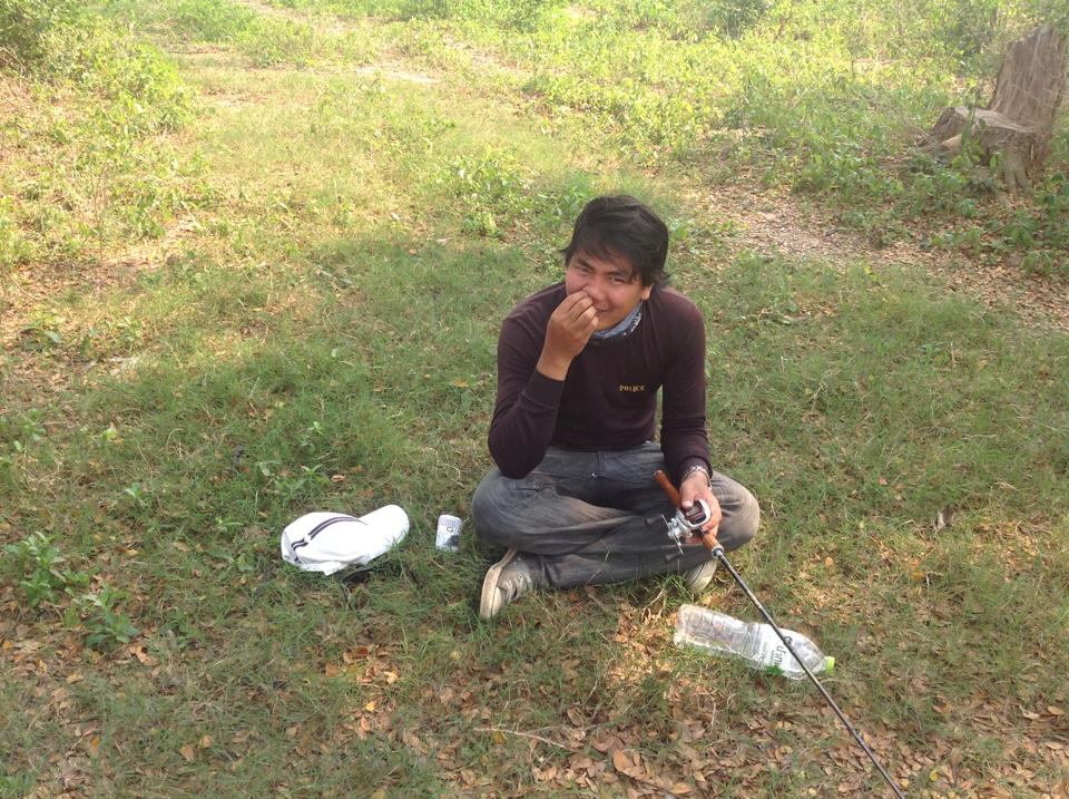 ผมเองครับ ไม่ค่อยสบายมาสองสามวัน ยืนตีปลาอยู่เลือดกำเดาไหลต้องขึ้นมานั่งพักครับ 