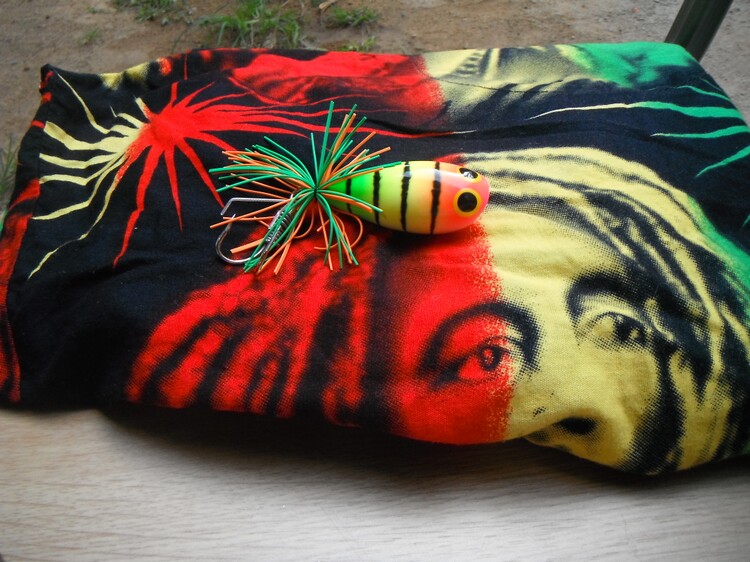 ส่วนนี่คือของรางวัลที่จะแจกนะครับ(ภาพตัวอย่าง) มีกางเกงBOBMARLEY ป้ายแดงหนึ่งตัว พร้อมกบกระโดด 