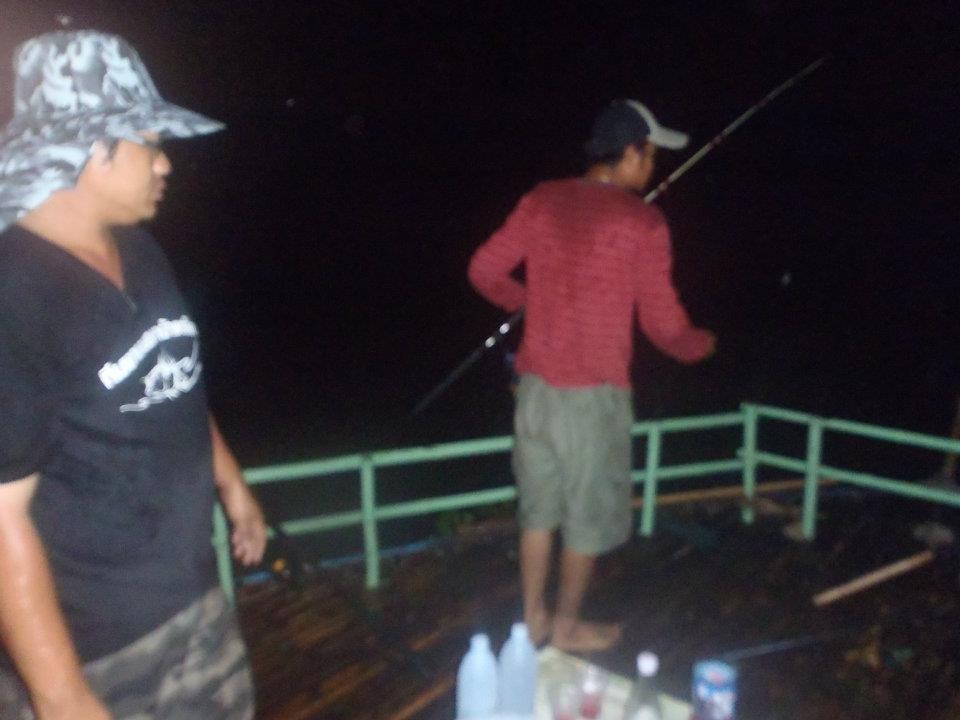ภาพปลาหายไปเยอะคับเพราะว่ากลางคืนฝนตกหนักมาก แต่ปลามีกินเบ็ดตลอดได้ขึ้นมาก็เข้าครัวเลยคับ แปรรูปทันท