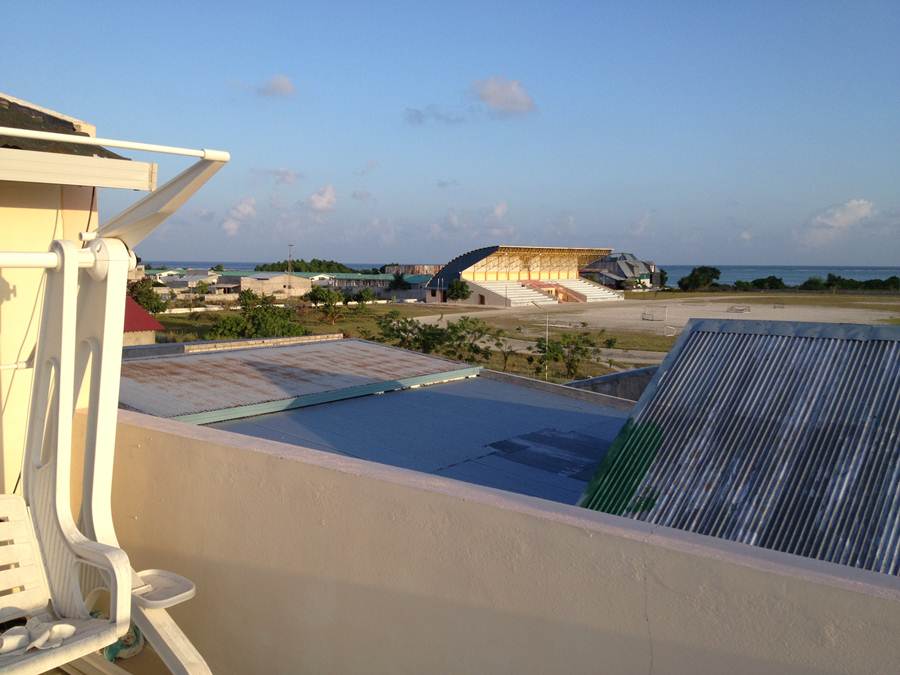 เกาะ Thinadhoo (ทินาดู) ถือเป็นชุมชนใหญ่ทางภาคใต้ของมัลดีพส์ จึงค่อนข้างมีสาธารณูปโภคพอสมควร ใต้จากน