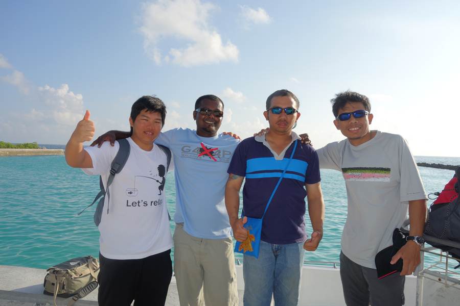 ถ่ายภาพเป็นที่ระลึกกับกับตัน Mohamed ถ้าเมื่อไหร่แกขรี้แตกเรามักจะได้ปลาใหญ่ทุกที แกเลยเป็นทั้งกับตั