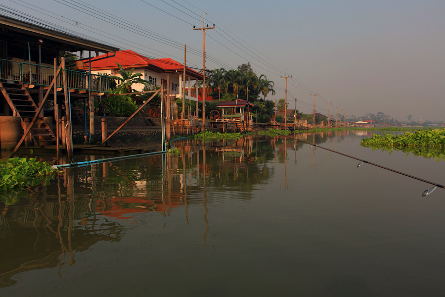 การนั่งเรือตกปลาแบบพวกเราที่ย้ายหมายไปเรื่อยๆ ได้เห็นความเป็นอยู่ในน้ำ ริมน้ำ ทำให้เราได้นึกถึงอดีตท