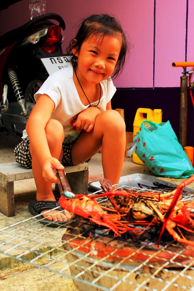 ต้องย่างด้วยไฟแรงหน่อยครับ กุ้งจะไม่แห้ง กัดลงไปนี่ชุ่มลิ้นเลย 