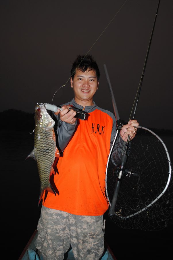 นั่งเรือชมธรรมชาติกันอยู่พักใหญ่ น้าเล้กเห็นฝูงกระสูบนอนรัง 

แกรีบดับเครื่องและปล่อยให้เรือลอยไปห