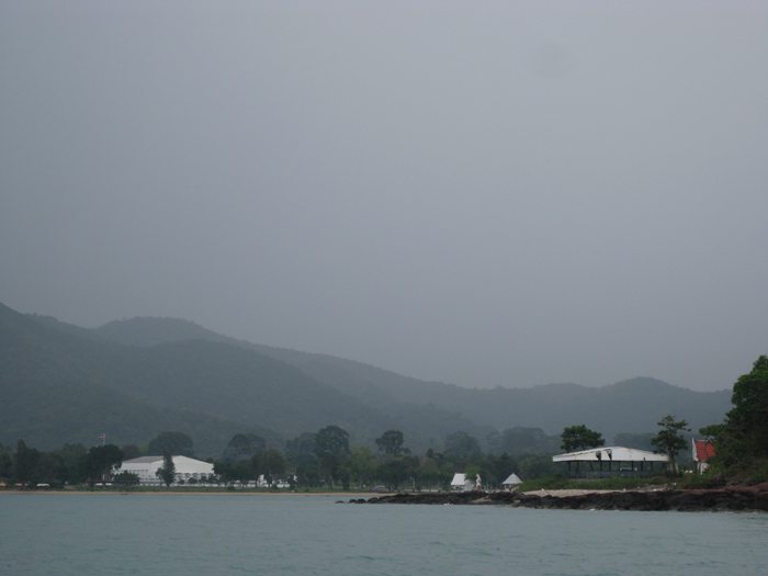โทรหาพี่อ็อดกับน้าโหน่ง.อยู่ที่เกาะแมว.โดนก่อนผมครับ..รีบกลับแล้วครับน้าฝนมาแล้วครับ..ลมก็มาครับ..ลา