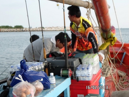 ช่วยกันขนของลงเรือครับ มือไม้สั่นไปหมด ตั้งแต่แฟนท้องปีกว่าแล้วไม่ได้ออกทริปเลย ได้แต่ตกซ้อมที่บ่อสว