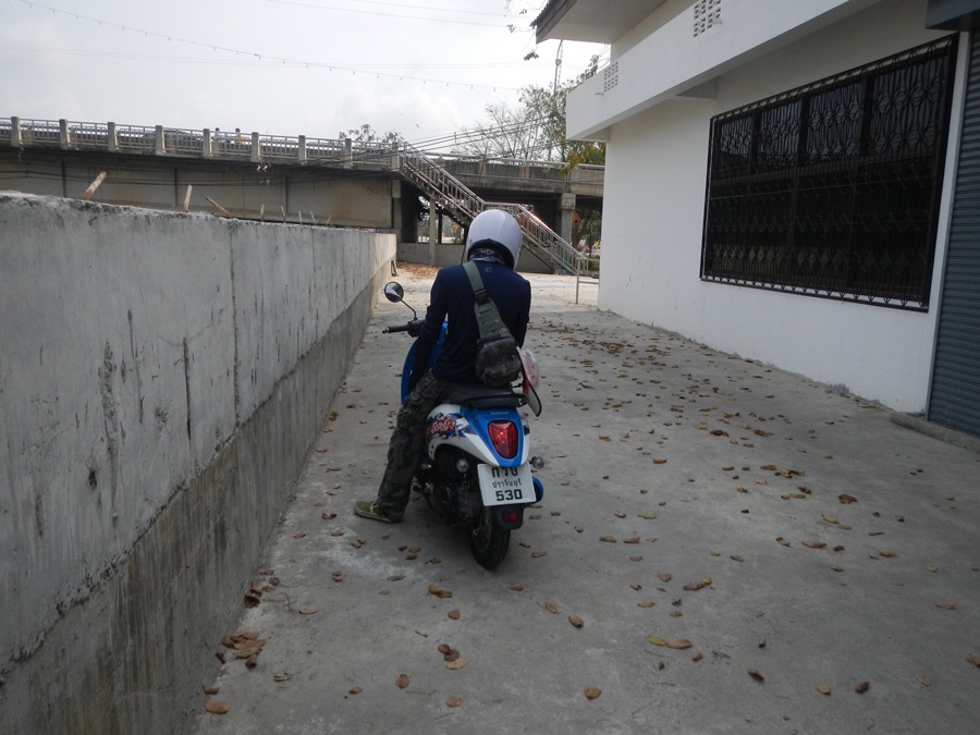                                                        [b]ส่วนคนนี้ตามเคย ไม่รอใคร พอบอกย้ายมันคว้าม