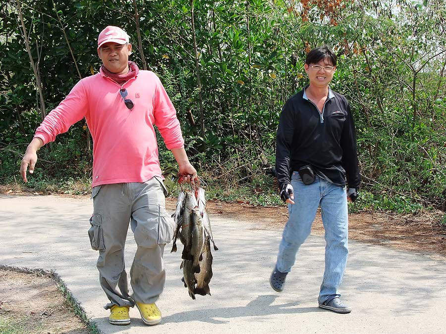 [b]ตกเก่งแบบนี้ ระวัง โดนห้ามเข้าบ่อนะคร๊าบ เอิ๊ก ๆ ๆ ๆ ๆ ๆๆ  [/b]
 :laughing: :laughing: :laughing