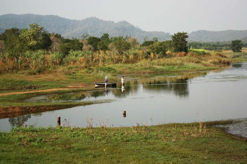 พอเอาเรือลงให้ท่านๆทั้งหลายเสร็จ ผมก็ขับรถไปอีกฝั่งนึงของอ่าง ปล่อยให้ท่านๆทั้งหลายไกด์เรือเลาะหาไปเ