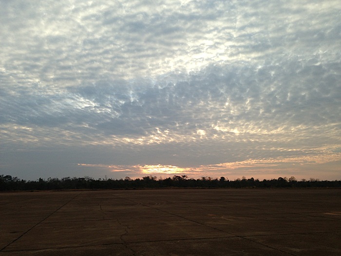               06.30 น. ตะวันขึ้นที่ริม รันเวย์ ฝูงบิน 237 อ.น้ำพอง จ.ขอนแก่น เป็นสถานที่ๆ ผมออกราชกา