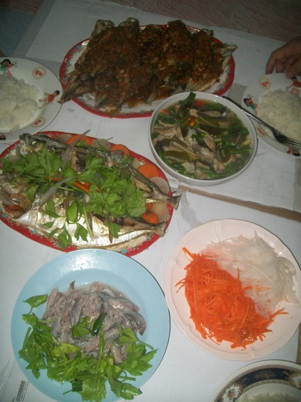 กับข้าวเสร็จหมดแล้วกินข้าวกันครับ  :umh: :umh: :umh: :grin: