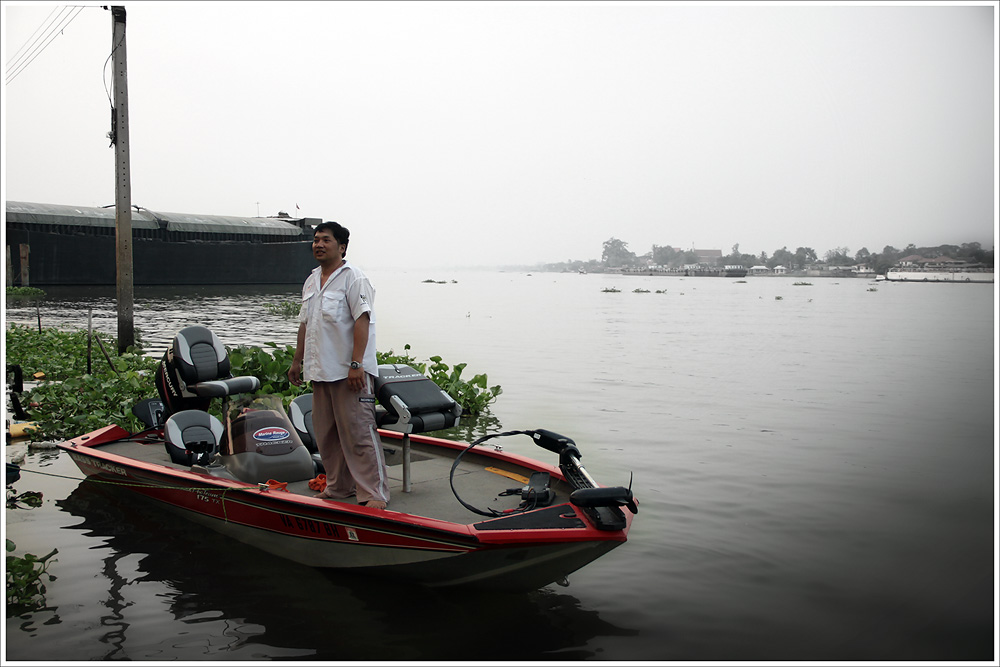 


กำลังเอาเรือขึ้นกันอยู่ ก็มีลำนี้วิ่งมาต่อคิวขึ้นครับ

ไม่ใช่ใครที่ไหน คนคุ้นหน้าค่าตากันดี 