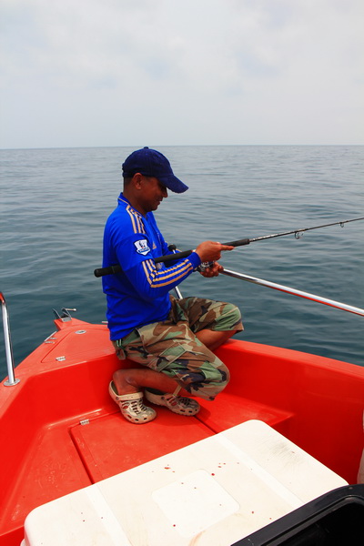  [b]พี่อึ่งเฝ้าอยู่หัวเรือ ทั้ง Jigg ทั้งโสก ปลากัดแกอยู่เรื่อยๆ กับวิธีโสกอินทรีย์ของแก  ยอมแกจริงๆ