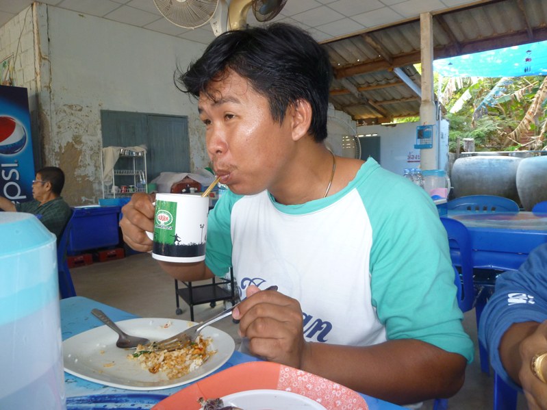 ...เจ้าครวนด้วย กินข้าวอย่าคุยเดี๋ยวเป็นตาลขโมย (มาเกี่ยวกันปะครับ)55555