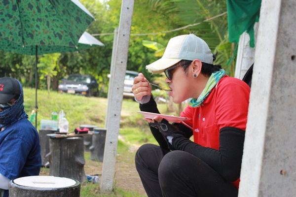 แล้วน้าเอกก็สั่งผัดกระเพราแห้วชิ้นราดข้าวกะไข่ดาวมาทานดับอารมณ์ร้อนนนน :laughing: