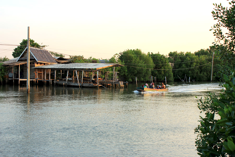 เรือมาแล้ว.. ไม่ใช่ รอเดี๋ยวครับ พี่โจ ตะโกนบอกเพื่อนนักตกปลา 