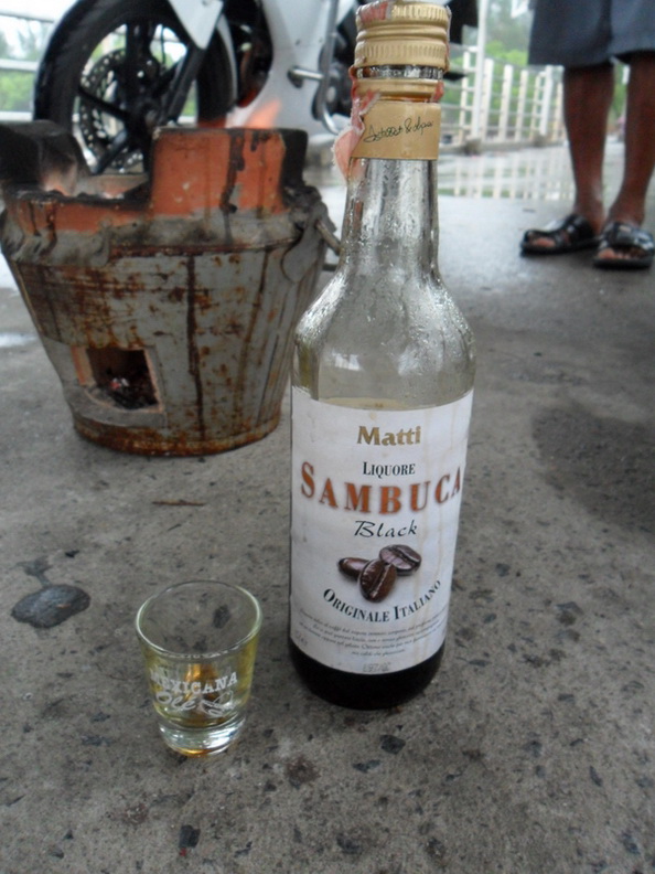 แต่ก็มีเจ้า sambuca รสกาแฟ มาช่วยเพิ่มดีกรีในกระแสเลือดให้พอทนอยู่ได้ เชฟเบิ้มจัดให้ ...เล่นกันไปคนล