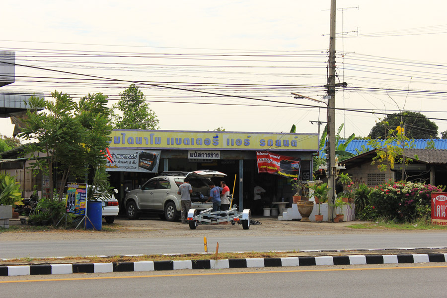 เจอแล้ว... ต่อรองราคากันเสร็จ ก็ลงมือทำเลย ส่วนผมกับโปรน้อย ข้ามถนน มานั่งกินส้มตำรอที่ฝั่งตรงกันข้า