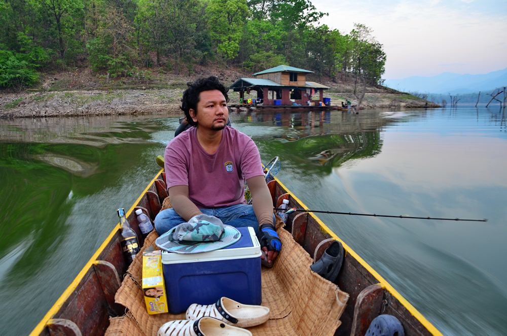 ขนาดรีบๆยังไม่ลืมหยิบขวดยา แก้ปวดแก้เมื่อยลงเรือมาด้วยเลย...เอิ้กๆๆๆๆๆแมร่มๆๆๆๆขี้เมาได้ใจจริงๆพวกนี