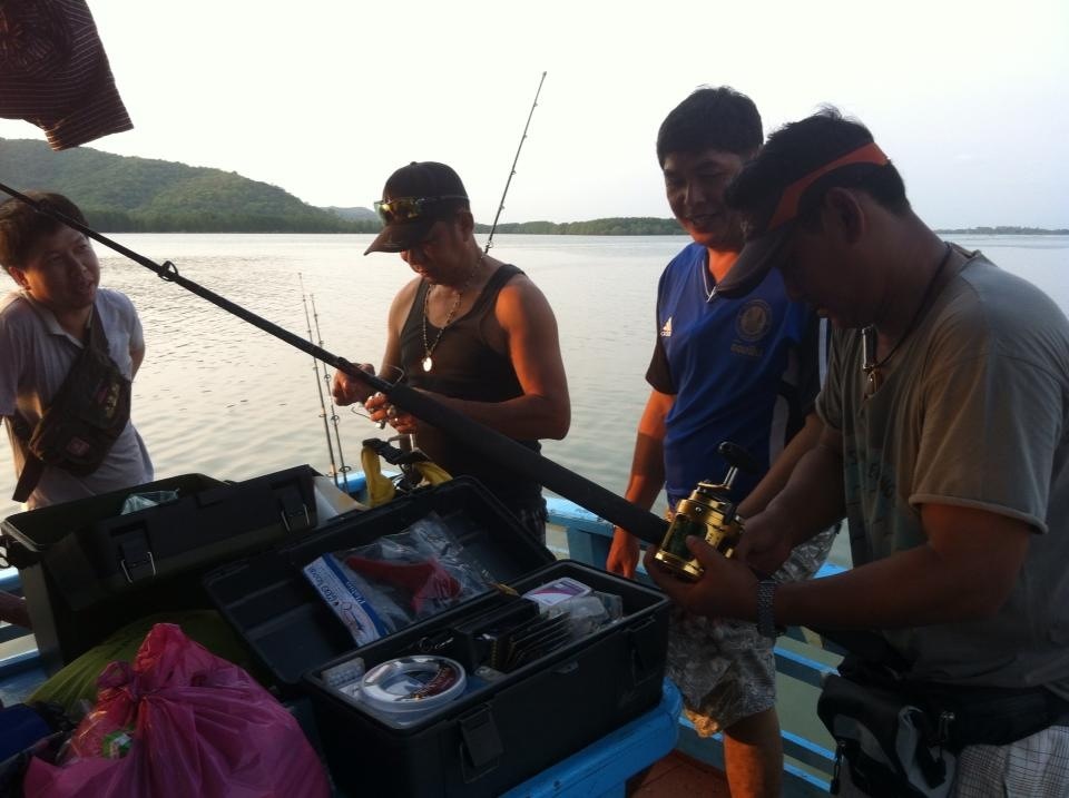 พอลงเรือก็เริ่มประกอบชุดลากกันคับ...ไม่รู้จะรีปไปไหนกว่าจะลากก็ต้องพรุ่งนี้เช้า