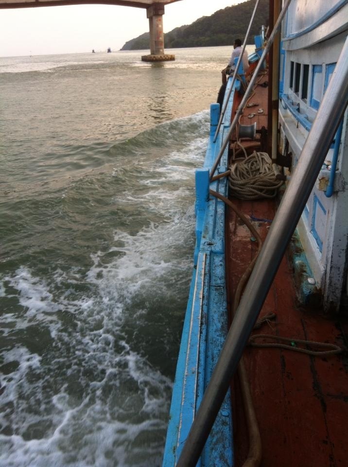 เรือกำลังพาเราไปสู่ความมันคับ