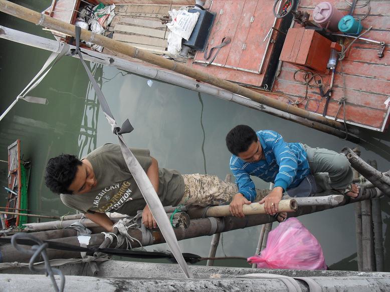 ต้องปีนลงเรือคับน้ำมันแห้งออกกำลังกัน :laughing:
